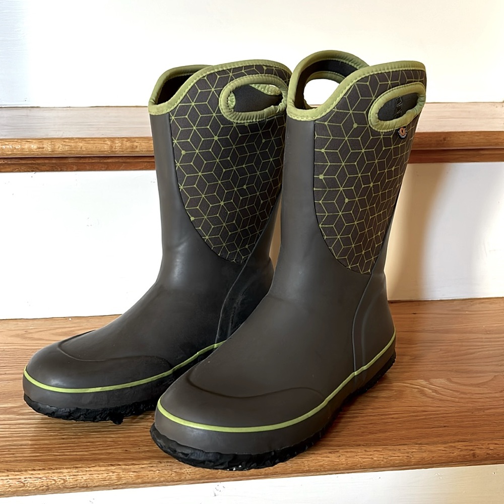 Bogs gray waterproof classic insulated high boot with green trim.  Youth Size 6
